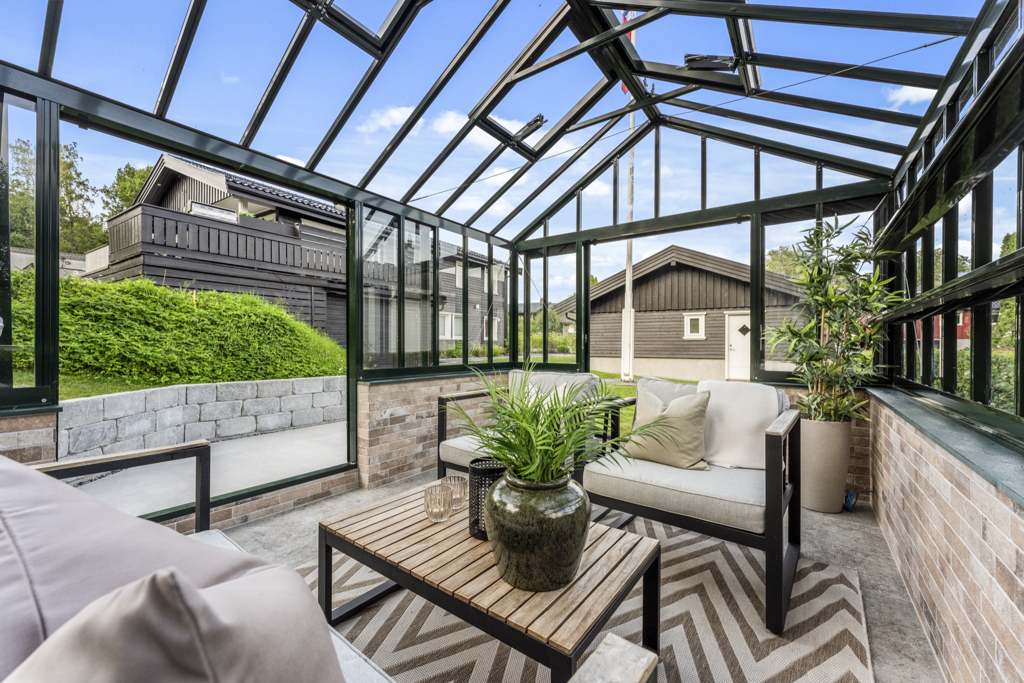 Vinterhagen i Oslo – lounge i orangeriet med teglvegg og sofagrupper