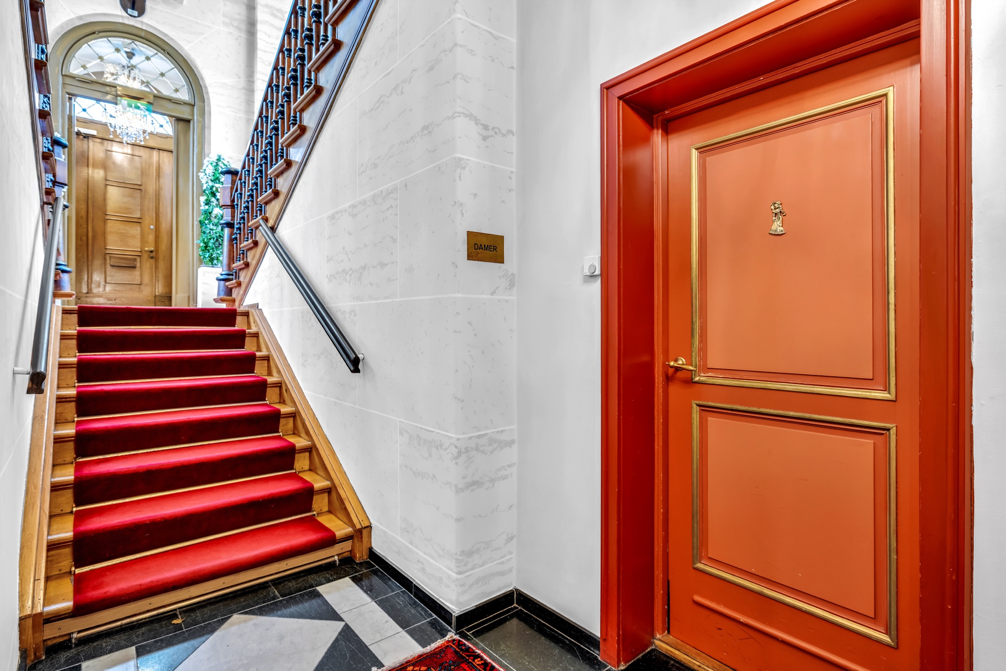 Restaurert klassisk entré med marmortrapp og originale detaljer