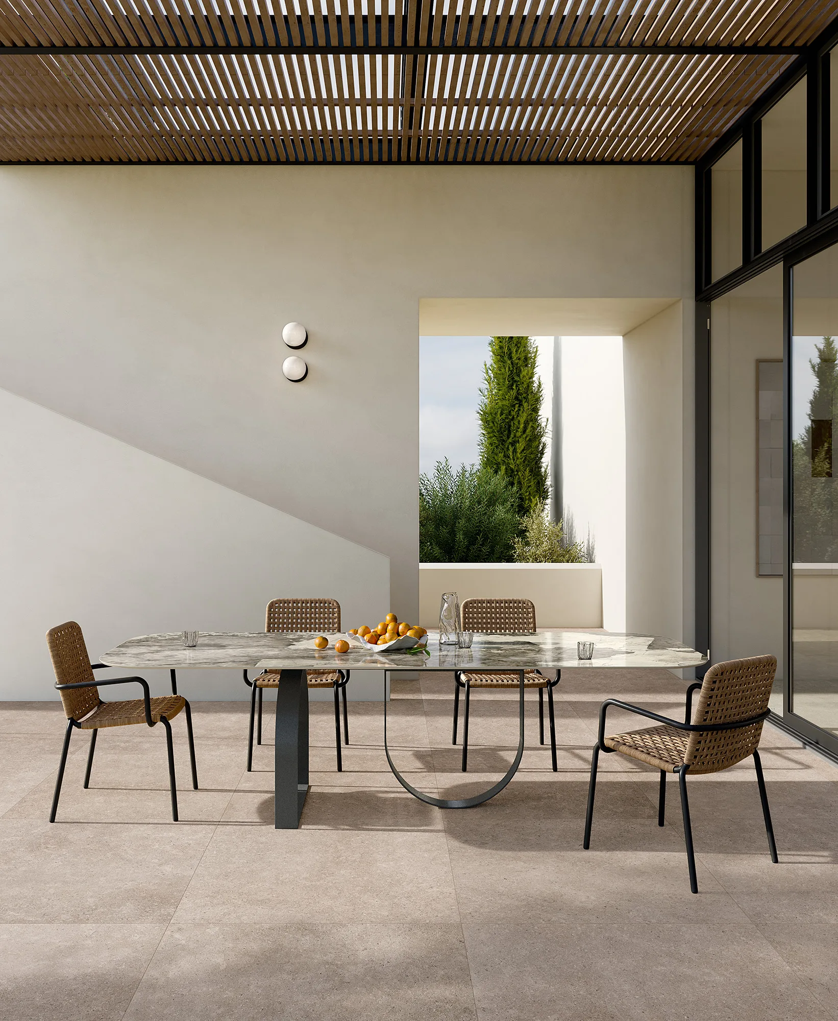 Spisebord med keramisk bordplate på terrasse
