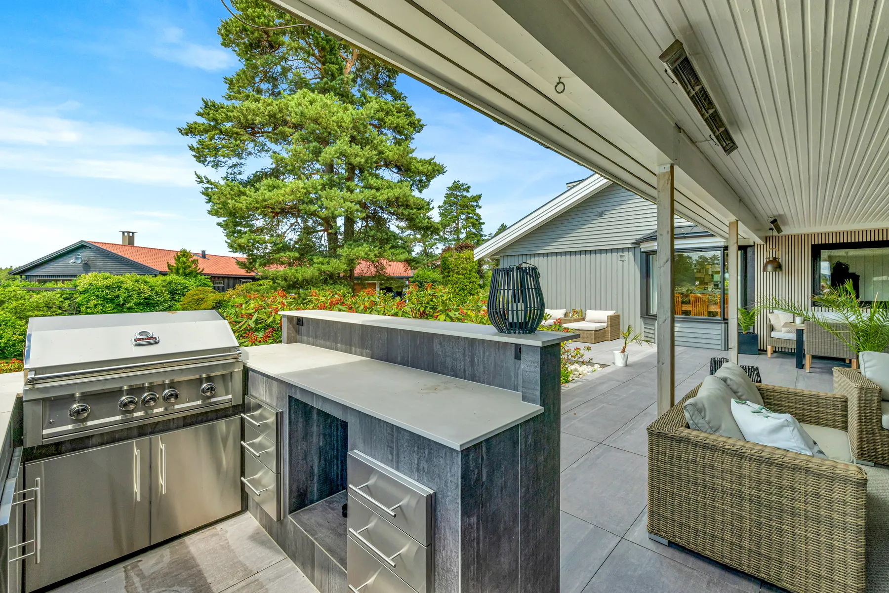 Utekjøkken med steinoverflate