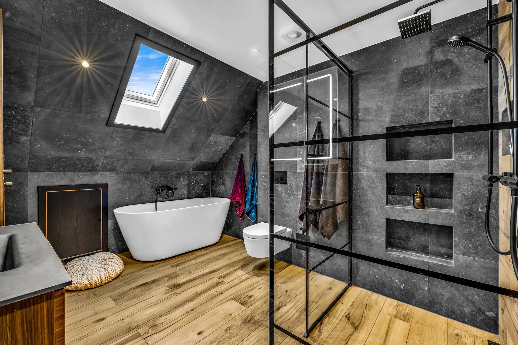 Loftsbad i tre og skifer — prosjektfoto 1